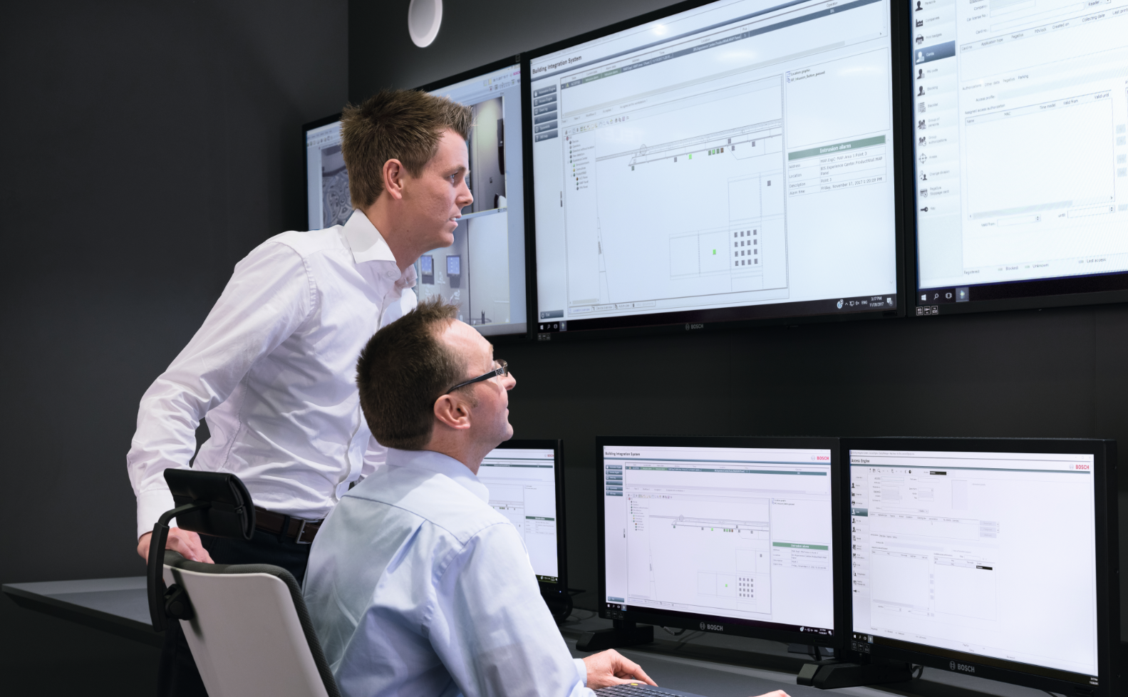 Bosch: dos hombres mirando varias pantallas