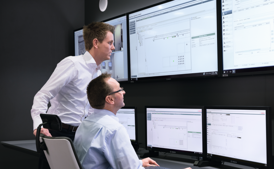 Bosch: dos hombres mirando varias pantallas